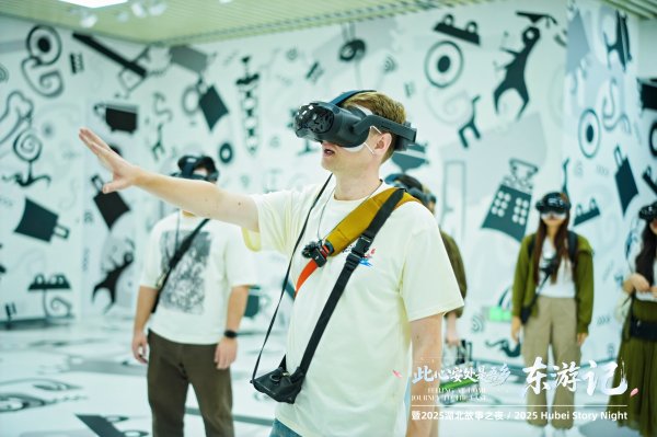 长富资本 解锁新技能：老外变“老内” 直播带货忙