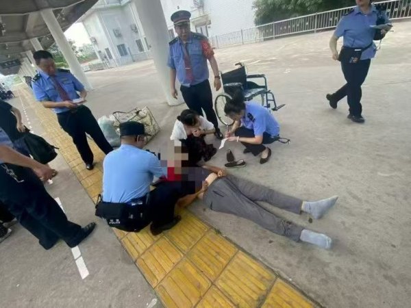 领航优配 火车上乘客突发癫痫 19岁高中生挺身而出展开救助｜看见正能量