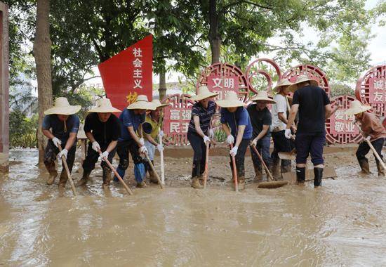倍倍网 水退清淤不停歇 “洁”尽全力护家园